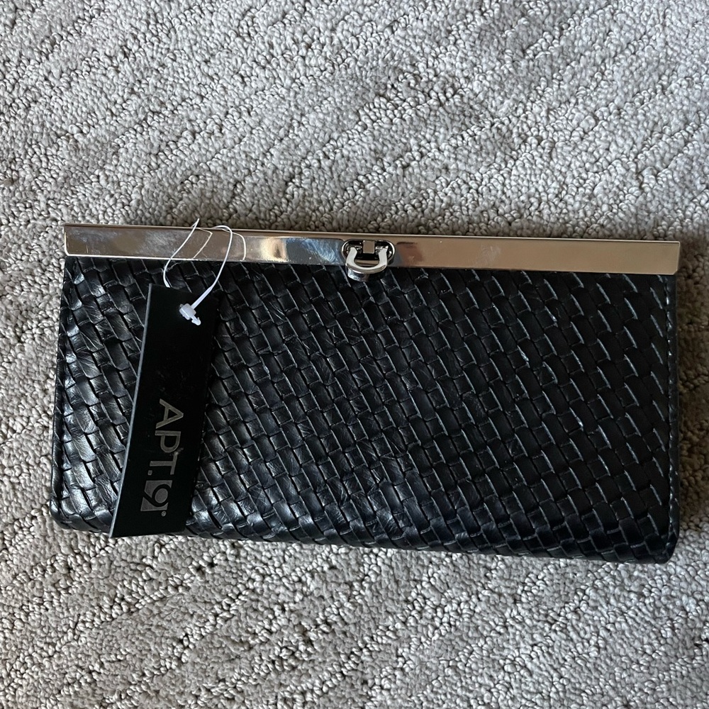 APT 9 clutch style wallet